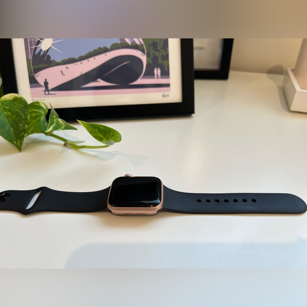 Apple Black Smartwatch Band Sleek Design